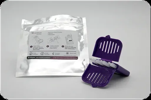 Der silberne Trockenmittel-Beutel und die violette Schutzhülle, bereit zum Verpacken.